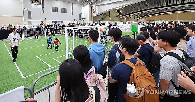 로봇축구 관람하는 시민들 [연합뉴스 자료사진]