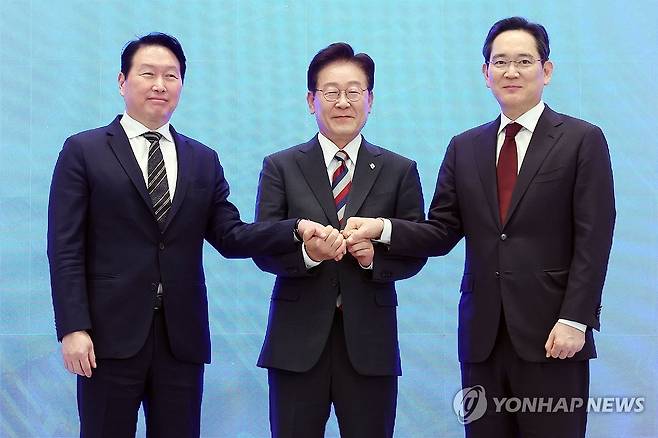손잡은 이재명 대통령과 이재용·최태원 회장 (서울=연합뉴스) 한상균 기자 = 이재명 대통령과 이재용 삼성전자 회장, 최태원 SK그룹 회장이 29일 청와대에서 열린 3대 메가프로젝트 국민보고회에서 기업 투자계획 발표 후 손을 잡고 있다. 2026.6.29 [청와대통신사진기자단] xyz@yna.co.kr
