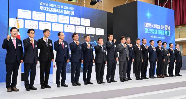 이재명 대통령이 3일 경상국립대 칠암캠퍼스 체육관에서 열린 영남권 첨단산업 발전비전 국민보고회에서 투자협약식이 끝난 뒤 참석자들과 기념촬영을 하고 있다.(왼쪽부터 박완수 경남지사, 이철우 경북지사, 김상욱 울산시장, 추경호 대구시장, 전재수 부산시장, 정연인 두산에너빌리티 부회장, 노태문 삼성전자 대표이사 사장, 김동관 한화그룹 부회장, 이 대통령, 장재훈 현대차그룹 부회장, 정재헌 SK텔레콤 대표이사 사장, 문혁수 LG이노텍 사장, 구윤철 부총리 겸 재정경제부 장관, 배경훈 부총리 겸 과기정통부 장관, 김정관 산업부 장관, 박홍근 기획처 장관, 김용범 청와대 정책실장)/전강용 기자/