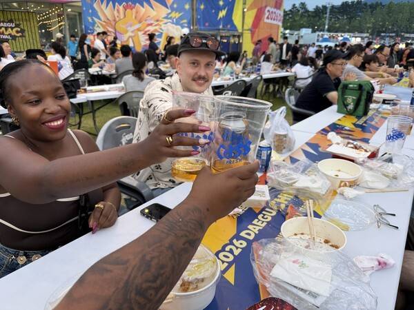 2026 대구치맥페싀벌에서 외국인들이 카스 맥주를 마시고 있다.[출처=EBN]