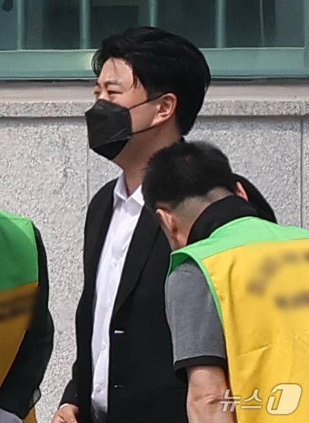 음주 운전 뺑소니 혐의로 복역 중이던 가수 김호중(35)이 30일 경기 여주시 소망교도소에서 가석방으로 출소하고 있다. 김호중은 본래 1·2심에서 2년 6개월 형을 받아 오는 11월 출소 예정이었지만 최근 가석방 심사에 통과해 약 5개월 출소 시기를 당기게 됐다. (공동취재) ⓒ 뉴스1 권현진 기자