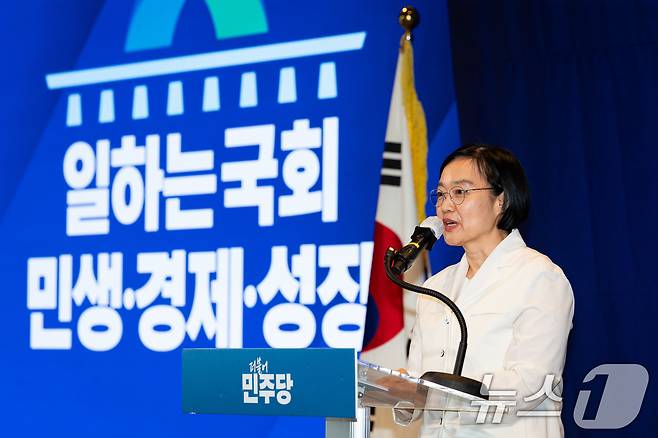 한성숙 국무총리가 3일 서울 용산구 서울드래곤시티에서 열린 22대 후반기 국회 대비 더불어민주당 국회의원 워크숍에서 인사말을 하고 있다. 2026.7.3 ⓒ 뉴스1 유승관 기자