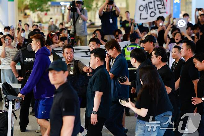 2026 북중미 월드컵 32강 진출 실패의 책임을 지고 사퇴 의사를 밝힌 홍명보 축구대표팀 감독이 30일 새벽 인천국제공항 2터미널을 통해 귀국하고 있다. 2026.6.30 ⓒ 뉴스1 안은나 기자