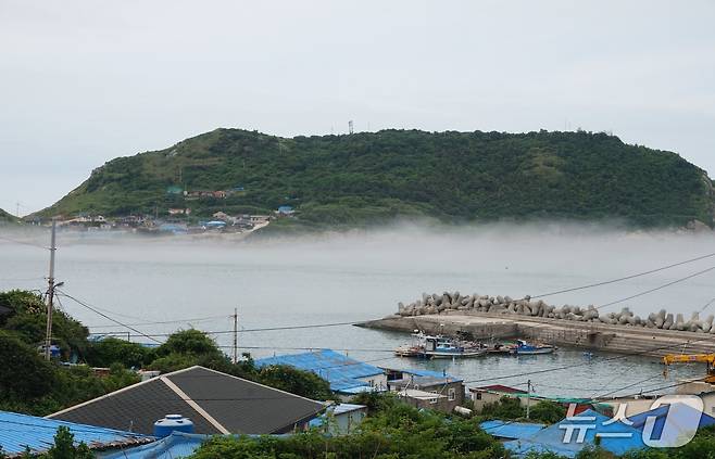 맹골도 선착장 건너편으로 해무가 짙게 낀 죽도가 보인다. 2026.7.3 뉴스1 ⓒ News1 조영석 기자