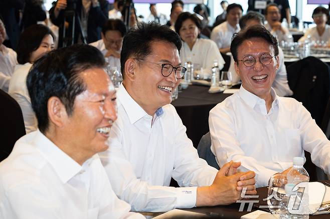 정청래 전 더불어민주당 대표와 송영길 전 대표, 김민석 전 총리가 3일 서울 용산구 서울드래곤시티에서 열린 22대 후반기 국회 대비 더불어민주당 국회의원 워크숍에서 미소 짓고 있다. 2026.7.3 ⓒ 뉴스1 유승관 기자