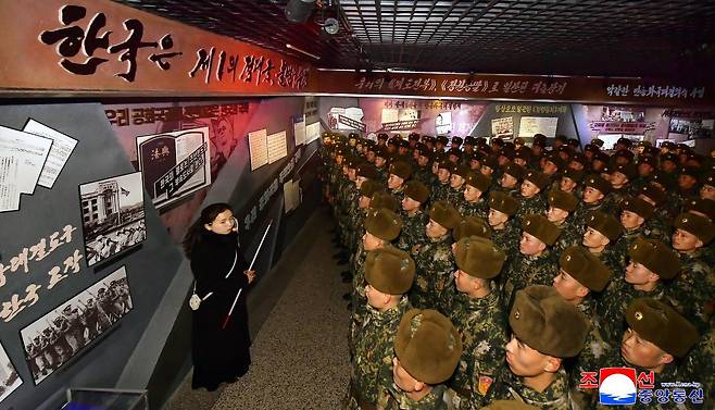 올 초 북한 중앙계급교양관의 행사 모습. "한국은 제1의 적대국, 불변의 주적"이란 문구가 적혀있다. /조선중앙통신=연합뉴스
