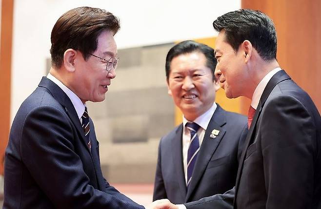 이재명 대통령이 지난 4월 7일 청와대에서 열린 여야정 민생경제 협의체 회담에서 국민의힘 장동혁 대표와 인사하는 모습. 연합뉴스