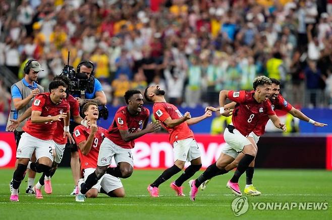 4일(한국시간) 미국 텍사스주 알링턴의 댈러스 스타디움에서 열린 2026 북중미 월드컵 32강전에서 호주를 꺾은 이집트 선수들이 기뻐하고 있다. 연합뉴스