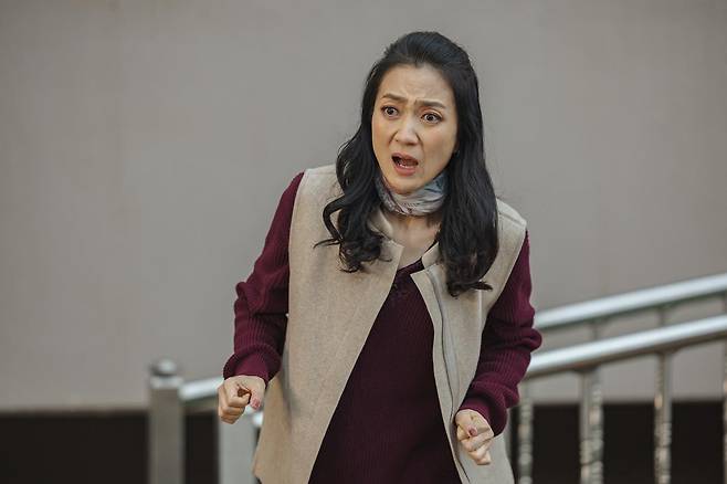 영화 '백수아파트'(2025) 속 김주령. '오징어 게임'으로 잘 알려진 김주령은 오정세와 함께 액터스21 아카데미에서 함께 수학했다.