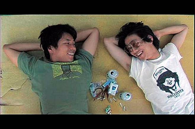 양익준 감독의 단편영화 '바라만 본다'(2005) 속 양 감독과 오정세. 두 사람은 '바라만 본다' 같은 단편영화를 다도리타영화제에서 선보였다.