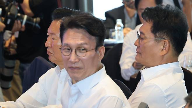 더불어민주당 정청래 전 대표(왼쪽부터)와 김민석 전 국무총리, 송영길 의원이 3일 서울 용산구 한 호텔에서 열린 더불어민주당 국회의원 워크숍에 참석하고 있다. [연합]