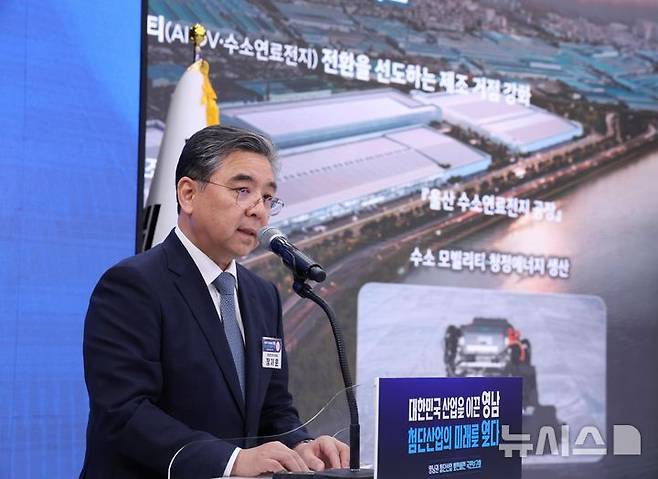 [진주=뉴시스] 조성봉 기자 = 장재훈 현대차그룹 부회장이 3일 경남 진주에서 열린 영남권 첨단산업 발전비전 국민보고회에서 투자계획을 발표하고 있다. 2026.07.03. suncho21@newsis.com