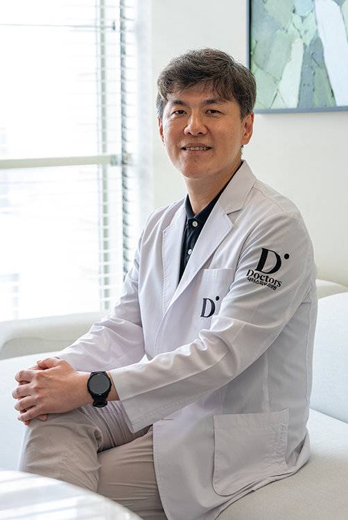 피부과 전문의 성현철 원장은 “자외선 차단제를 매일 바르는 습관과 가벼운 항산화 케어만으로도 10년 뒤 피부 운명이 바뀐다”고 말했다. 홍태식 객원기자&nbsp;
