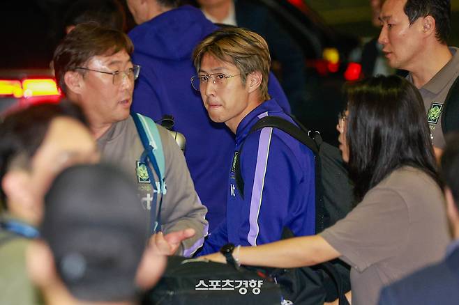 2026 북중미 월드컵 일정을 마치고 돌아온 축구대표팀 이강인이 30일 새벽 인천국제공항 2터미널을 통해 귀국, 팬들을 바라보고 있다. 2026.06.30 이준헌 기자
