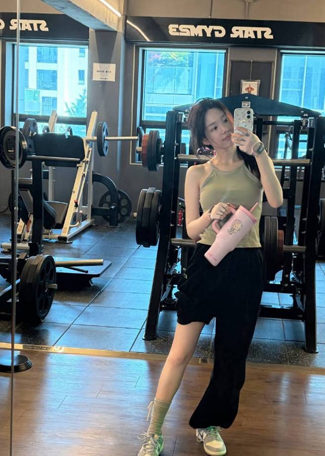 Actress Lee Yu-bi posted several photos of her daily life on her social media, showcasing her doll-like beauty and adorable charm. In the photos, Lee Yu-bi shared candid moments from her everyday life, such as striking a pose to form a heart shape and posing with a Pokémon-themed cake.She also shared photos of herself working out at the gym, revealing the beautiful appearance and figure she maintains through strict self-discipline. These glimpses into Lee Yu-bis life have drawn admiration from many netizens and are garnering significant attention.