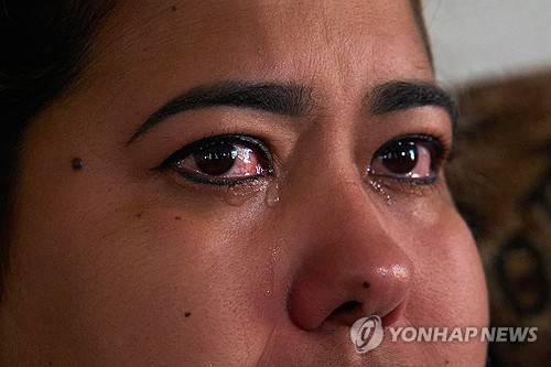 쿠바 여성이 인터뷰 도중 눈물을 흘리고 있다 [AP=연합뉴스]