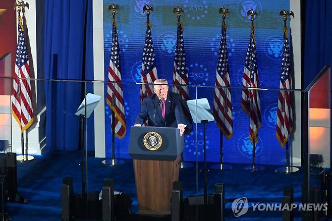 러시모어산 찾아 연설하는 트럼프 [AP=연합뉴스 재판매 및 DB금지]