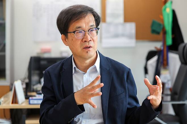 ▲ 김현삼 경기도미래세대재단 대표이사가 지난 5일 수원특례시 팔달구 경기도청 구청사 집무실에서 대표 사업과 정책에 대해 이야기를 하고 있다. /전광현 기자 maggie@incheonilbo.com