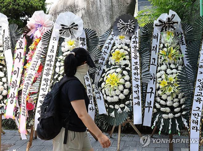 근조화환 놓인 배재고. 연합뉴스