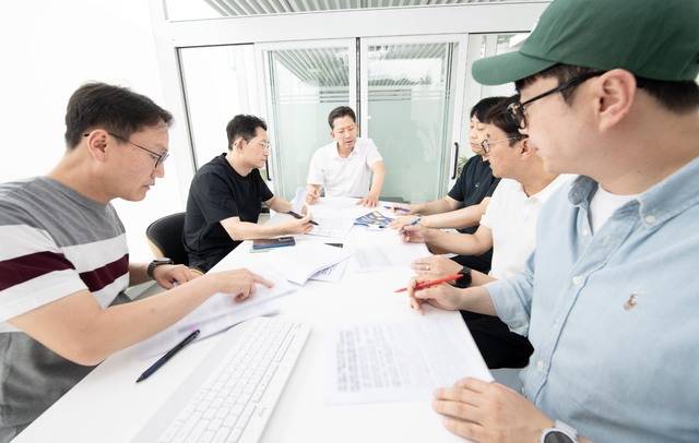 김장호 구미시장(가운데)이 지난 4일 시청 스마트워크센터에서 관련 부서장들과 함께 전날 경남 진주에서 열린 정부의 '영남권 첨단산업 발전비전 국민보고회'의 구체적인 내용을 파악하고 대응전략을 마련하고 있다. 구미시 제공