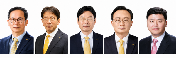 왼쪽부터 양종희 KB금융그룹 회장, 이재근 글로벌사업부문장, 이창권 미래전략부문장, 이환주 KB국민은행장, 권광석 전 우리은행장. [사진=KB금융그룹, 우리은행]