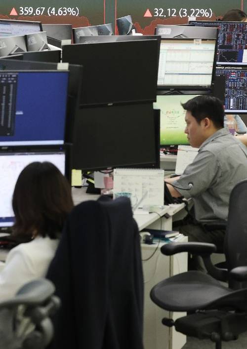 ▲삼성전자와 SK하이닉스가 유가증권시장에서 차지하는 시가총액 비중은 지난해 말 36.1%에서 지난 6월 24일 기준 55.3%로 상승했다.