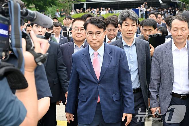 6·3 지방선거 투표용지 부족 사태를 조사 중인 윤상현 국회 국정조사특별위원회 위원장을 비롯한 위원들이 지난 2일 서울 송파구 올림픽공원 핸드볼경기장에서 조사를 마친 후 이동하고 있다. 2026.7.2 ⓒ 뉴스1 국회사진기자단