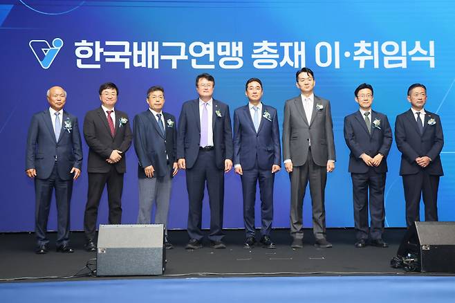 (서울=연합뉴스) 서대연 기자 = 이호진 한국배구연맹 신임 총 재(왼쪽 다섯번째)가 3일 서울 용산구 그랜드 하얏트 서울에서 열린 한국배구연맹 총재 이·취임식에서 조원태 전 총재(오른쪽 세번째), 김대현 문화체육관광부 제2차관(왼쪽 네번째)등 참석자들과 함께 기념사진을 찍고 있다. 2026.7.3   <저작권자(c) 연합뉴스, 무단 전재-재배포, AI 학습 및 활용 금지>