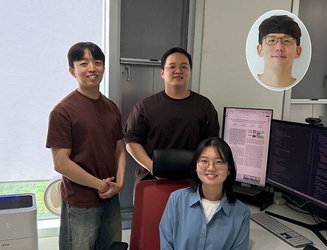 사람처럼 스스로 계획을 세우고 일을 처리하는 AI 에이전트(인공지능 비서)가 기존 AI 챗봇보다 질문 한 건당 최대 137배 많은 전기를 쓴다는 연구 결과가 나왔다. 사진은 연구진 모습. 왼쪽부터 KAIST 신병준 석사과정, 정진하 석박통합과정, 김지인 박사과정, 유민수 교수. /KAIST