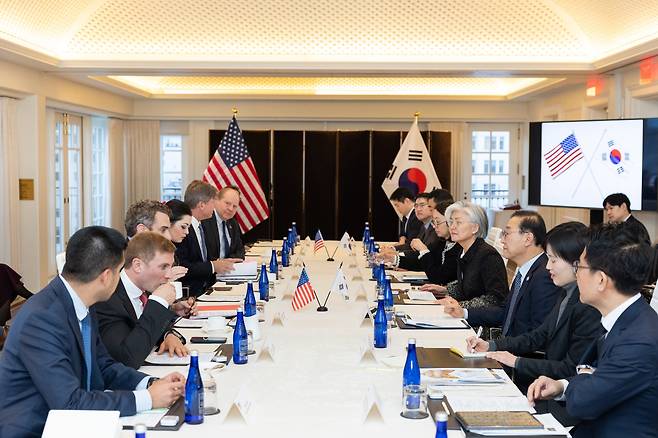 김윤덕 국토교통부 장관이 올해 1월 5일(현지 시각) 미국 워싱턴 D.C에서 에너지부 인사들과 면담하고 있다./ 국토교통부 제공