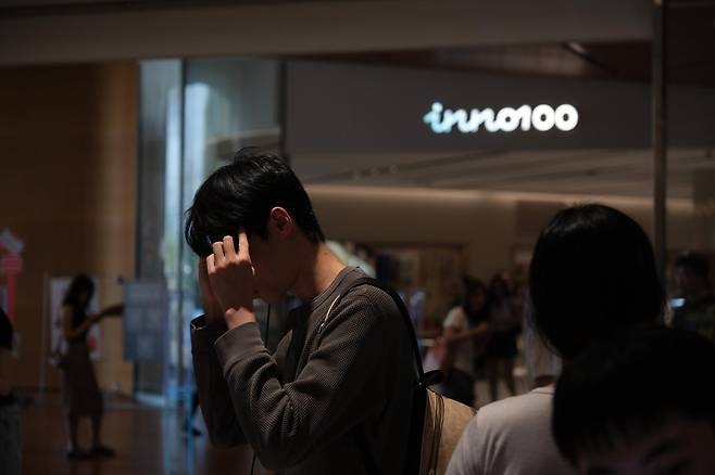 4월 18일 중국 광둥성 선전시 난산구 '이노100(INNO100)' 매장에 방문한 손님들이 스마트 글라스 제품을 착용해보고 있다. 선전=나광현 기자