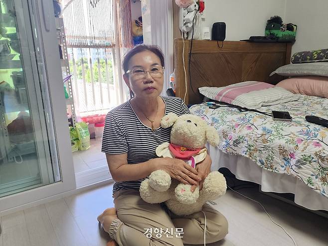 지난달 26일 전남 목포시 상동의 한 아파트에서 조영란씨(72)가 AI 돌봄로봇을 안고 있다. 고귀한 기자