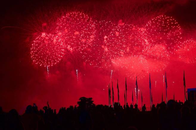 미국 독립 250주년 기념일 행사가 열린 4일(현지시간) 워싱턴 DC에서 축하 불꽃쇼가 열리고 있다. 연합뉴스