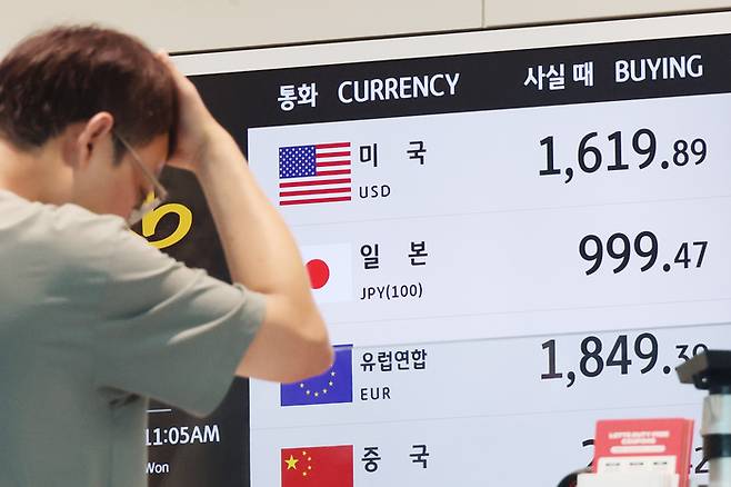 달러 강세에 고환율이 계속되는 가운데 2일 인천국제공항 제2여객터미널 출국장에 자리한 은행 환전창구에 달러당 원화값이 1600원대로 표시돼있다. 사진=연합뉴스