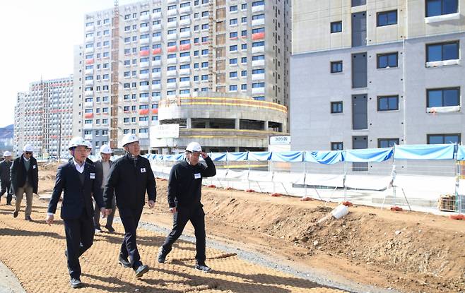 (서울=뉴스1) = 김이탁 국토교통부 1차관이 3일 오후 인천계양 및 부천대장 공공주택지구를 방문해 3기 신도시 첫 입주 준비, 해빙기 안전관리, 사업 속도 제고방안 등을 종합 점검 하고 있다. (국토교통부 제공. 재판매 및 DB 금지) 2026.3.3/뉴스1  Copyright (C) 뉴스1. All rights reserved. 무단 전재 및 재배포,  AI학습 이용 금지. /사진=(서울=뉴스1)