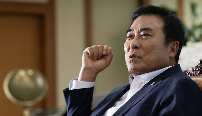 윤학수 대한전문건설협회장이 지난달 29일 오후 서울 동작구 전문건설회관에서 인터뷰를 하고 있다. 윤창빈 기자