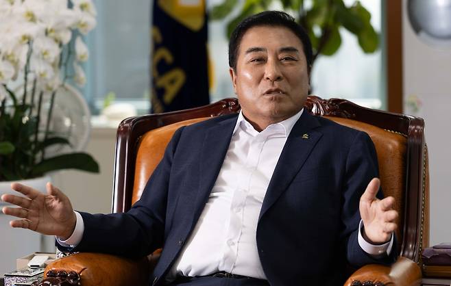 윤학수 대한전문건설협회장이 지난달 29일 오후 서울 동작구 전문건설회관에서 인터뷰를 하고 있다. 윤창빈 기자