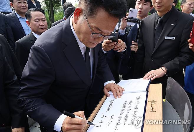 방명록 작성하는 송영길 의원 (김해=연합뉴스) 이준영 기자 = 송영길 더불어민주당 의원이 30일 오전 경남 김해시 진영읍 봉하마을 노무현 전 대통령 묘역을 참배한 뒤 방명록을 쓰고 있다. 2026.6.30 ljy@yna.co.kr