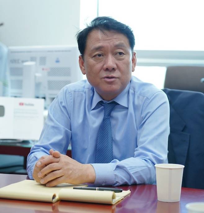 ▲ 4선으로 국회에 복귀한 이광재 의원이 인천일보 와의 인터뷰에서 국가 재정 운용 체계 개편 방향을 설명하고 있다. 이 의원은 하남을 미래 국가 전략의 거점으로 삼겠다는 구상을 제시했다. /사진제공=이광재 의원실