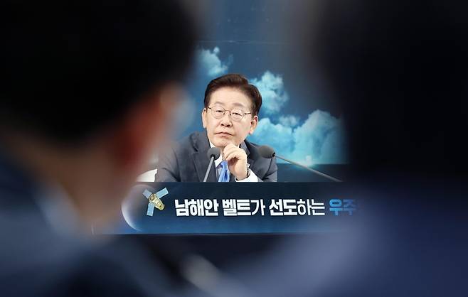 ▲이재명 대통령이 3일 경남 진주시에서 열린 제5회 국가우주위원회에서 참석자 발언을 듣고 있다. 사진=연합뉴스