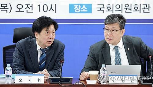 대화하는 민주당 오기형 K-자본시장 특위 위원장과 김남근 의원(서울=연합뉴스) 신현우 기자 = 더불어민주당 코리아 프리미엄 K-자본시장 특별위원회 위원장인 오기형 의원이 5일 국회의원회관에서 열린 특위 업무보고에 참석해 특위 위원인 김남근 의원과 대화하고 있다. 이날 업무보고에는 금융위원회, 금융감독원, 보건복지부, 국민연금공단이 참석했다. 2026.3.5 nowwego@yna.co.kr