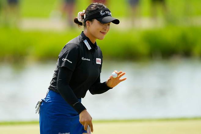 윤이나가 지난달 29일 미국 미네소타주의 헤이즐틴 내셔널 골프클럽에서 열린 LPGA 투어 메이저 대회 제72회 KPMG 여자 PGA 챔피언십 최종 라운드에서 갤러리들에 인사하고 있다.(사진=AP/뉴시스)