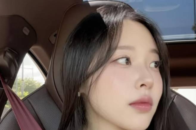 Lee Sol recently shared on her social media that she visited a hospital due to health issues and underwent tests all day. She is focusing on managing her health by undergoing various tests, including those related to vascular issues caused by cancer treatment.Born in 1988, Lee Sol married comedian Park Sung-kwang, who is seven years her senior, in 2020. Since then, the couple has garnered significant public attention through their appearance on the SBS variety show Same Bed, Different Dreams 2: You Are My Destiny.Lee Sol-i currently shares her daily life through her personal social media accounts and continues to interact regularly with her fans.