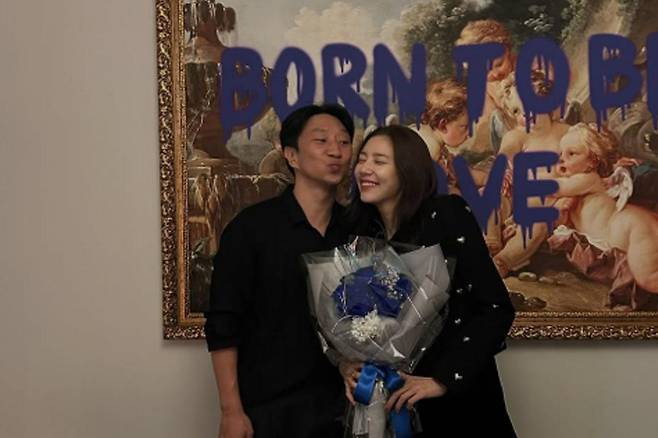 Son Dam-bi has personally addressed the recent online controversy regarding her use of a lodging facility, explaining that she wiped away all the soap bubbles with a towel. She explained the situation on her social media and dismissed the controversy.Son Dam-bi, who debuted as a singer in 2007, has released numerous hit songs such as Im Crazy and On Saturday Night, and has since appeared in dramas like Why Are We Like This, Family? and When the Camellia Blooms, also working as an actress. Son Dam-bi, who married former national speed skater Lee Kyu-hyuk in 2022, gave birth to her daughter, Hae-i, in 2025 and has been actively engaging with fans on social media ever since.