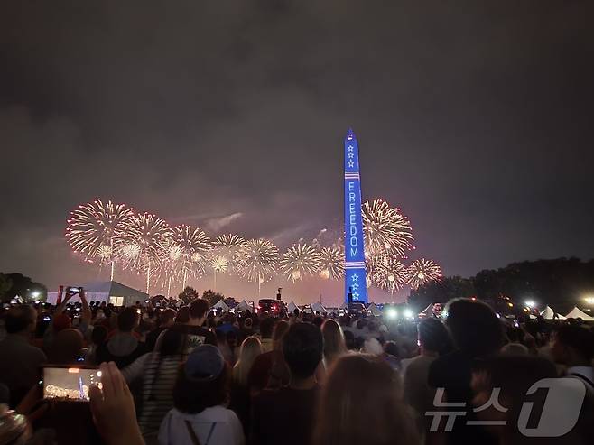 4일(현지시간) 미국 수도 워싱턴DC의 상징물인 워싱턴기념탑 주변 상공에 미국의 건국 250주년을 기념하는 화려한 불꽃이 터지고 있다. 2026.07.04. ⓒ 뉴스1 류정민 특파원