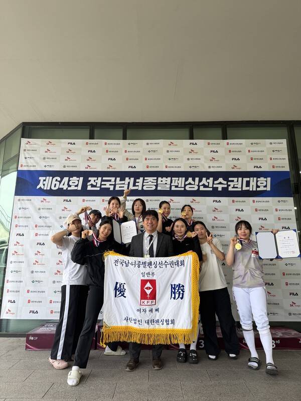 왼쪽부터 위-김지현, 전수인 ,김은선, 손정민, 박소형, 김태희 (베이지 색 모자부터 김지현) 아래-박다은, 김수민 감독, 한다현, 선재희, 김향은/사진=전남체육회