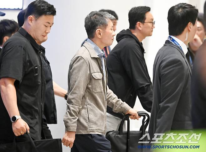 2026 국제축구연맹(FIFA) 북중미 월드컵 조별리그에서 탈락한 대한민국 축구대표팀이 30일 새벽 인천국제공항을 통해 귀국했다. 정몽규 대한축구협회장이 입국장을 나서고 있다. 인천공항=박재만 기자 pjm@sportschosun.com/2026.06.30/
