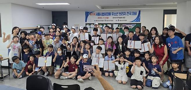제2회 서울시브리지협회 회장배 유소년 대회에 참가한 전국의 초·중학생들이 환하게 웃고 있다. 한국브리지협회 제공