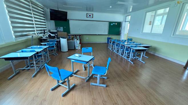 24일 강원도 태백시 황지중앙초등학교 3층 교실에 책상과 의자 등이 놓여져 있다. 학생 수가 줄면서 지금은 교실로 쓰이지 않고 있다. /곽래건 기자