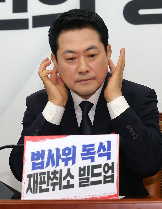 6일 오전 여의도 국회에서 국민의힘 최고위원회의가 열렸다. 장동혁 대표와 정점식 원내대표 등 최고위원들이 온라인 입틀막법 시행을 앞두고 항의 차원에서 검은색 마스크를 쓰고 입장했다.
장승윤 기자 tomato99@donga.com
